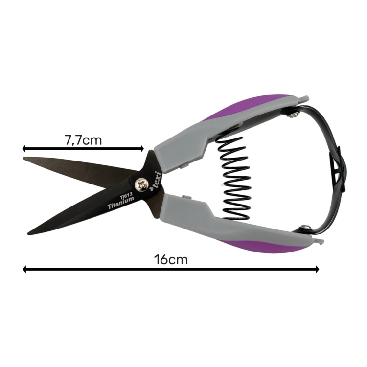 Nożyczki tapicerskie TEXI Titanium Ti613 o długości 16 cm, z czarnymi ostrzami i wygodnymi uchwytami w odcieniach szaro-fioletowych. Widoczna sprężyna w uchwycie. Wymiary ostrzy: 7,7 cm. Produkt leżący na białym tle.