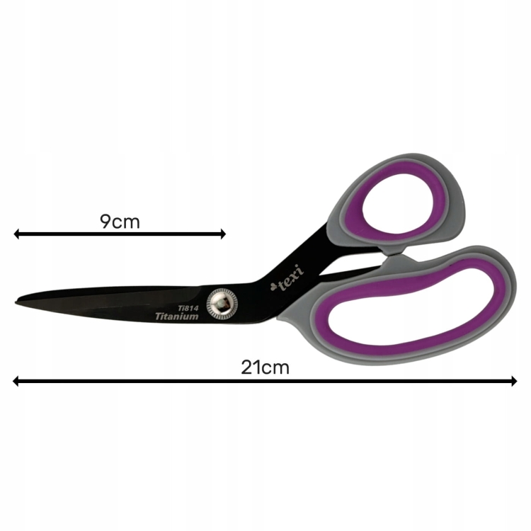 Nożyczki krawieckie TEXI Titanium Ti814 o długości 21 cm, z ostrzami w kolorze czarnym i ergonomicznymi uchwytami w szaro-fioletowej kolorystyce. Ujęcie frontalne, ukazujące długość 21 cm i szerokość 9 cm.