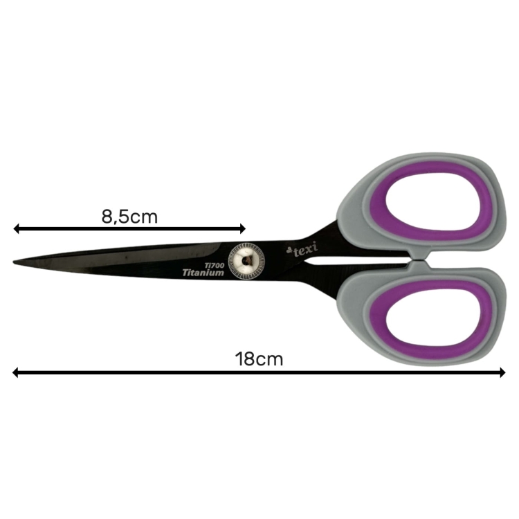Nożyczki krawieckie TEXI Titanium Ti700 o długości 18 cm, z czarnymi ostrzami i ergonomicznymi uchwytami w kolorze szarym z fioletowymi akcentami. Widoczny napis TITANIUM oraz logo texi. Ujęcie frontalne z wymiarami 8,5 cm szerokości ostrzy.