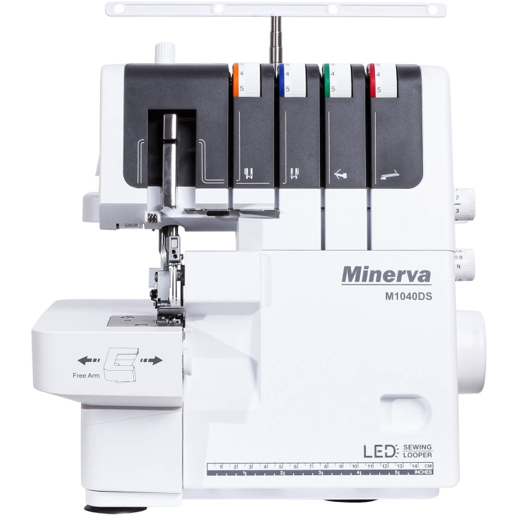 Owerlok Minerva M1040DS 4-nitkowy w kolorze białym, z czterema szpulami w różnych kolorach. Widok z boku, pokazujący mechanizm szycia, wolny ramień i panel sterowania z oznaczeniami. Wyposażony w diodę LED.