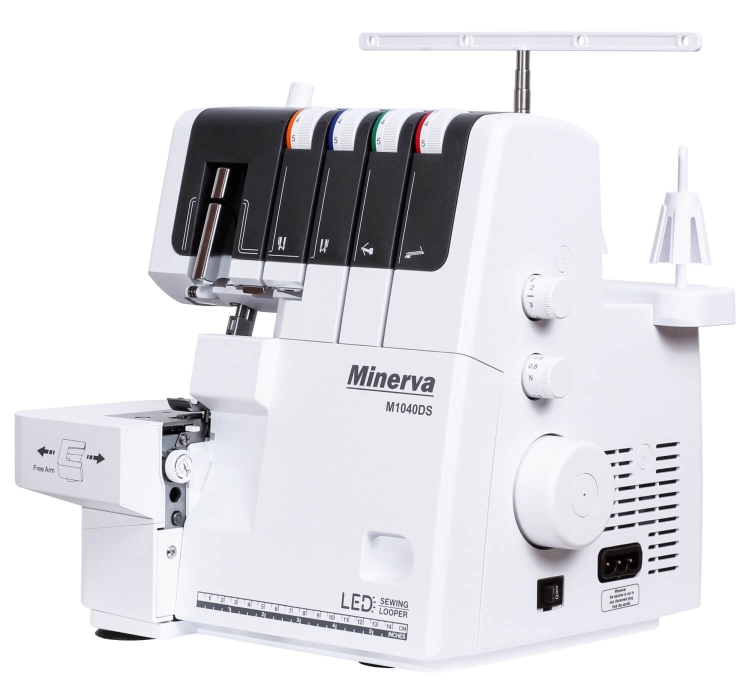 Owerlok Minerva M1040DS 4-nitkowy w kolorze białym, z czterema pokrętłami do ustawiania naprężenia nici. Widoczna jednostka szyjąca z ledowym oświetleniem, funkcją wolnego ramienia oraz widocznymi przyciskami i wskaźnikami na obudowie.