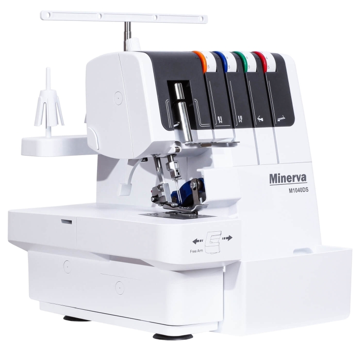 Owerlok Minerva M1040DS 4-nitkowy w kolorze białym z czarnymi i kolorowymi oznaczeniami. Maszyna z widocznym mechanizmem szyjącym, z wolnym ramieniem oraz intuicyjnym panelem sterującym. Wyposażona w cztery nici, idealna do wykańczania materiałów.