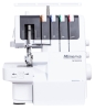 Owerlok Minerva M1040DS, 4-nitkowy, w kolorze białym, z widocznymi czterema pokrętłami oraz funkcją Free Arm. Ujęcie z boku, pokazujące igłę i mechanizm szycia. Prosty, nowoczesny design, idealny do szycia i wykończeń tkanin.