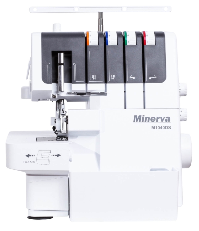 Owerlok Minerva M1040DS, 4-nitkowy, w kolorze białym, z widocznymi czterema pokrętłami oraz funkcją Free Arm. Ujęcie z boku, pokazujące igłę i mechanizm szycia. Prosty, nowoczesny design, idealny do szycia i wykończeń tkanin.