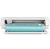Ploter Silhouette Cameo 4 Pro w kolorze białym, leżący na powierzchni, z widocznym rolką błękitnego materiału. Ujęcie frontalne, z wyraźnymi przyciskami sterującymi i otwartą komorą tnącą, gotowy do użycia.