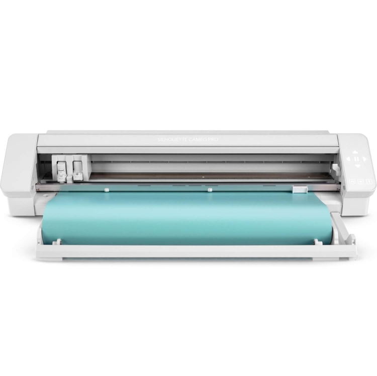 Ploter Silhouette Cameo 4 Pro w kolorze białym, leżący na powierzchni, z widocznym rolką błękitnego materiału. Ujęcie frontalne, z wyraźnymi przyciskami sterującymi i otwartą komorą tnącą, gotowy do użycia.