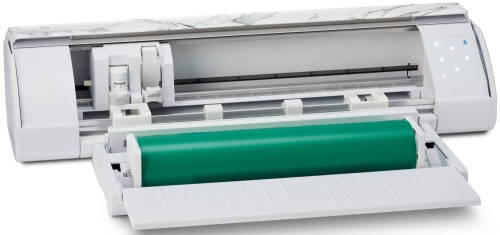 Ploter tnący Silhouette Cameo 5 w kolorze białym z marmurowym wzorem, z otwartą komorą, w której widoczny jest zielony wałek. Ujęcie z boku, pokazujące detale mechanizmu tnącego oraz panel sterujący z diodami LED.