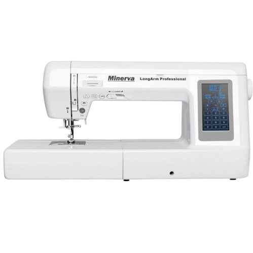 Maszyna do szycia Minerva LongArm Professional w białej obudowie. Widok frontalny z wyświetlaczem LCD i przyciskami funkcyjnymi. Wbudowany stół do szycia, igła widoczna w dolnej części. Przeznaczona do profesjonalnego szycia.