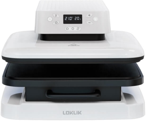 Prasa termotransferowa HTVRONT LOKLiK automatyczna 38 x 38 cm w kolorze białym z czarnymi elementami. Górna część z cyfrowym wyświetlaczem oraz przyciskami. Ułożona poziomo, z widoczną rączką i dolną częścią do podgrzewania. Logo LOKLiK na podstawie.