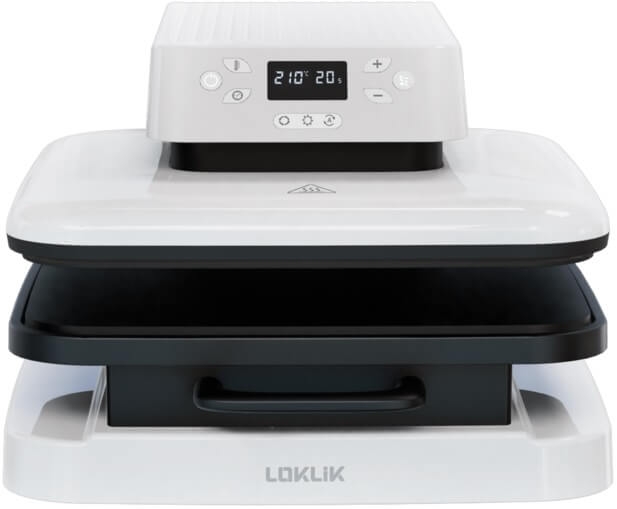 Prasa termotransferowa HTVRONT LOKLiK automatyczna 38 x 38 cm w kolorze białym z czarnymi elementami. Górna część z cyfrowym wyświetlaczem oraz przyciskami. Ułożona poziomo, z widoczną rączką i dolną częścią do podgrzewania. Logo LOKLiK na podstawie.