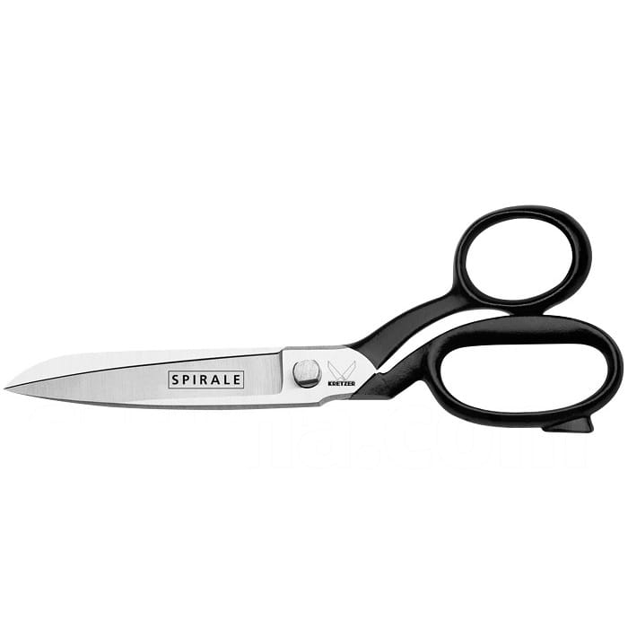 Nożyczki krawieckie Kretzer Spirale Classic o długości 30 cm z ostrzami ze stali nierdzewnej. Rękojeść w kolorze czarnym, ergonomiczna. Widoczny napis SPIRALE oraz logo Kretzer na ostrzu. Ujęcie frontalne, nożyczki stojące na białym tle.