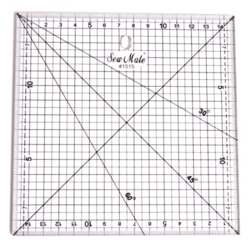 Linijka do patchworku i quiltingu o wymiarach 150x150 mm, przezroczysta z siatką. Widoczne podziałki oraz kąty 30°, 45° i 60°. Ułożona płasko, z otworem do zawieszenia. Jasne tło podkreśla detale i oznaczenia.