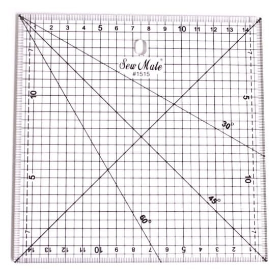 Linijka do patchworku i quiltingu o wymiarach 150x150 mm, przezroczysta z siatką. Widoczne podziałki oraz kąty 30°, 45° i 60°. Ułożona płasko, z otworem do zawieszenia. Jasne tło podkreśla detale i oznaczenia.