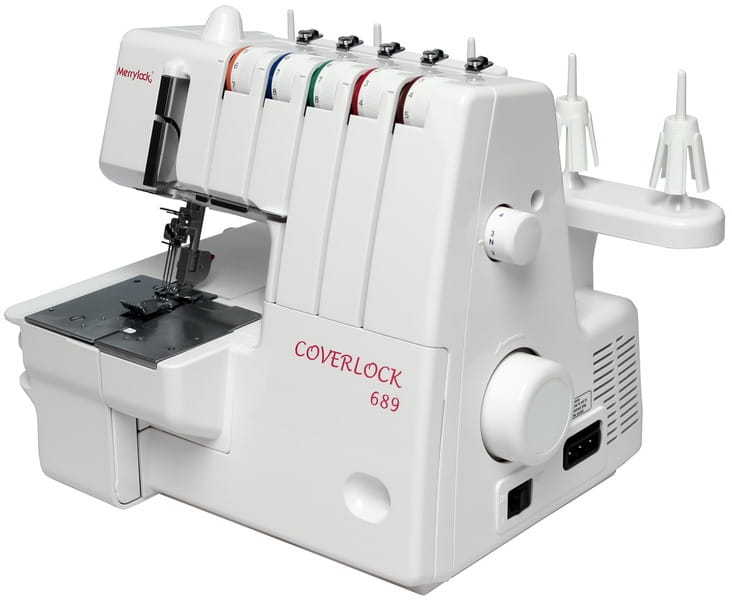 Coverlok Merrylock 689 to maszyna do szycia w kolorze białym, z pięcioma szpulami na górze. Posiada metalową płytkę igłową i pokrętła do regulacji. Ujęcie z boku pokazuje jej kompaktowy kształt oraz funkcję renderki.