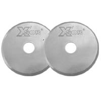 Ostrze noża krążkowego DW-RB018P4, zestaw dwóch okrągłych ostrzy o średnicy 18 mm, wykonanych z metalu. Każde ostrze ma centralny otwór oraz widoczne logo XCOR. Ostrza są płaskie, o gładkiej powierzchni, idealne do precyzyjnego cięcia.