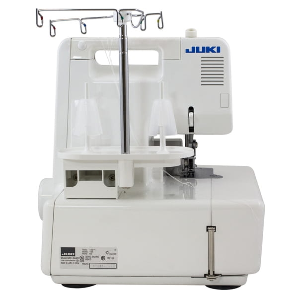 Overlock JUKI MO-644D 4-nitkowy w kolorze białym, z widocznymi elementami do nawlekania nici, stojącymi podajnikami oraz pokrętłem. Ujęcie z boku, ukazujące funkcjonalność maszyny. Przeznaczony do szycia i wykończenia materiałów.