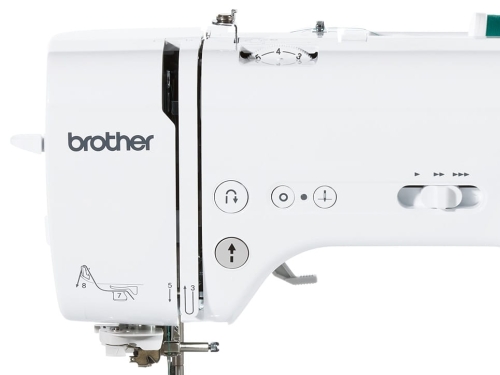 Maszyna do szycia Brother Innov-is A80 w kolorze białym z widocznym logo brother. Z boku umieszczone są przyciski do regulacji i wybierania funkcji, a także oznaczenia dotyczące szycia. Kąt ujęcia: frontalny.