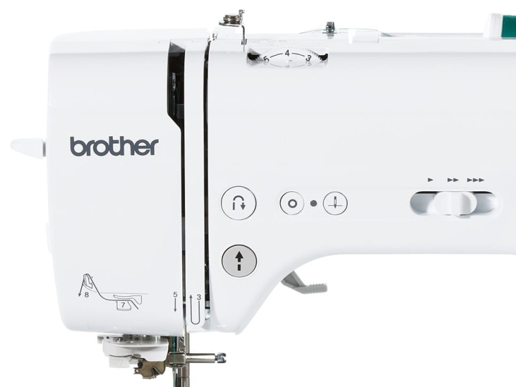 Maszyna do szycia Brother Innov-is A80 w kolorze białym z widocznym logo brother. Z boku umieszczone są przyciski do regulacji i wybierania funkcji, a także oznaczenia dotyczące szycia. Kąt ujęcia: frontalny.