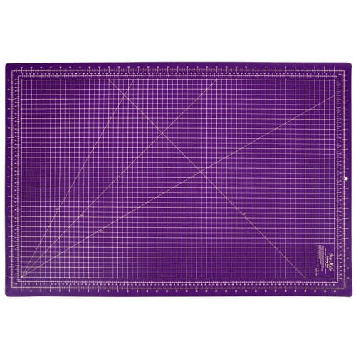 Mata podkładowa Sew Mate DW-71122, samogojąca, w kolorze fioletowym, o wymiarach 600x450x2 mm, z siatką pomocniczą i miarką na brzegach. Ułożona na płasko, z wyraźnymi liniami i podziałkami dla precyzyjnego cięcia.