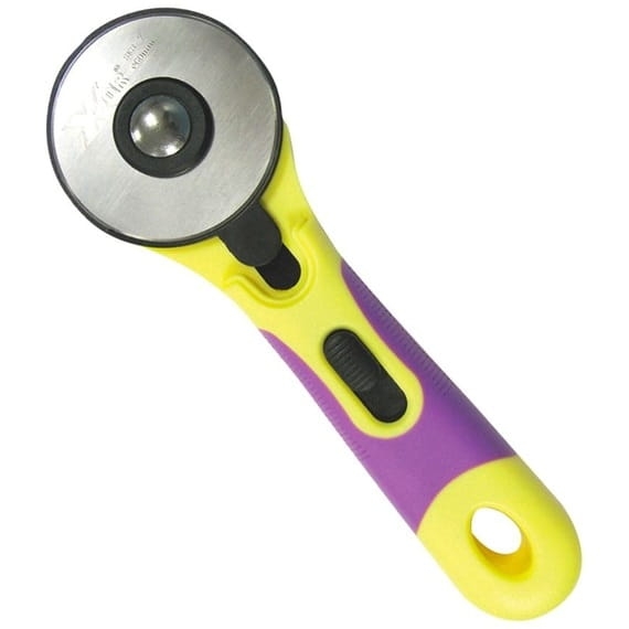 Nóż krążkowy Xsor DW-RC060 Jumbo 60mm z okrągłą, stalową ostrą głowicą. Rękojeść w kolorze żółtym z fioletowymi akcentami, z ergonomicznym uchwytem i przyciskiem do blokady ostrza. Widok frontalny, produkt leżący na białym tle.