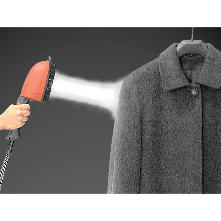 Szczotka elektryczno-parowa SPEEDY w kolorze pomarańczowym, trzymana w dłoni, emituje parę na szary płaszcz na wieszaku. Urządzenie ma ergonomiczną rączkę i szczotkową końcówkę, idealne do wygładzania tkanin. Tło jest jednolite, ciemne.
