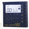 Panel sterujący maszyny do szycia JUKI HZL-G220 z wyświetlaczem LCD, przyciskami do wyboru ściegów i regulacji. Kolor granatowy z złotymi detalami. Widoczne oznaczenia i cyfry wskazujące długość i szerokość ściegu.