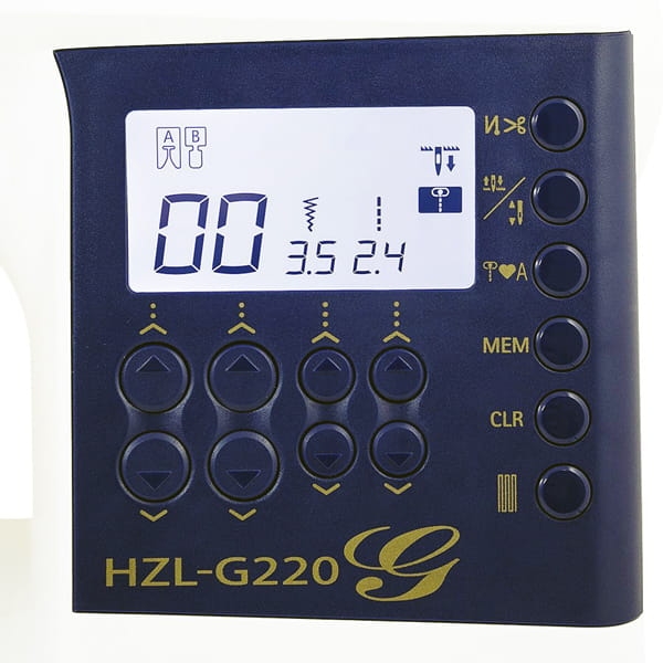 Panel sterujący maszyny do szycia JUKI HZL-G220 z wyświetlaczem LCD, przyciskami do wyboru ściegów i regulacji. Kolor granatowy z złotymi detalami. Widoczne oznaczenia i cyfry wskazujące długość i szerokość ściegu.