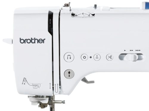 Maszyna do szycia Brother Innov-is A150 w kolorze białym z widocznymi przyciskami do regulacji oraz logo brother. Ujęcie z boku, ukazujące detal mechanizmu szycia i pokrętło do wyboru ściegów.