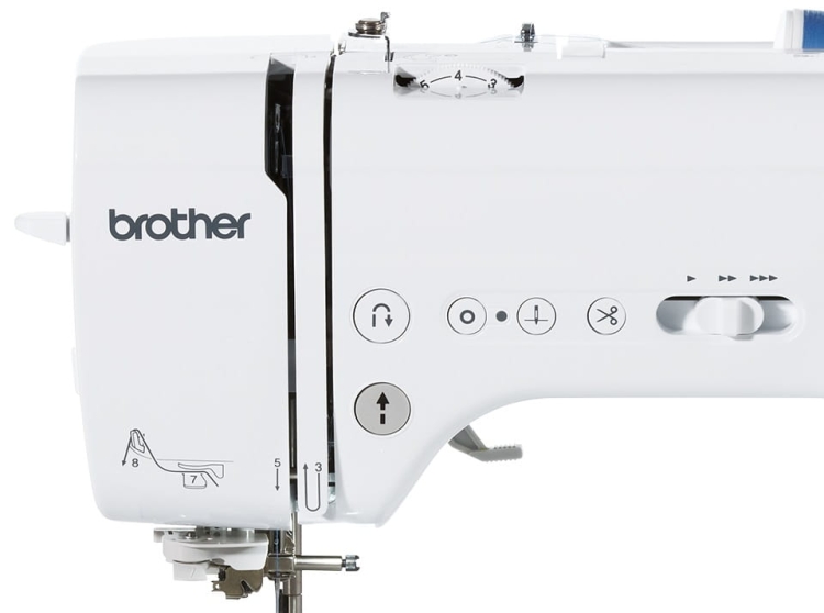 Maszyna do szycia Brother Innov-is A150 w kolorze białym z widocznymi przyciskami do regulacji oraz logo brother. Ujęcie z boku, ukazujące detal mechanizmu szycia i pokrętło do wyboru ściegów.
