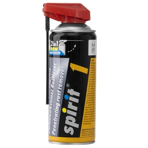 Odrdzewiacz spray 400ml Spirit 1 z czerwoną nasadką, stojący na białym tle. Opakowanie czarne z żółtymi i niebieskimi napisami informacyjnymi oraz logo Spirit. Wężyk aplikacyjny umieszczony z boku, oznaczenie 2w1 na górze.