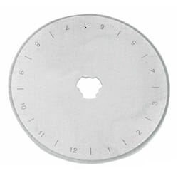 Ostrze noża krążkowego DW-RB001R o średnicy 45 mm, proste, metaliczne, z wycięciem w środku. Na krawędzi widoczne oznaczenia numeryczne od 1 do 12. Idealne do precyzyjnego cięcia materiałów.