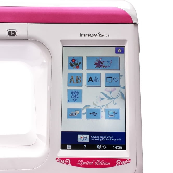 Hafciarka Brother Innov-is V3 LE z różowym wykończeniem. Widoczny ekran dotykowy z ikonami wzorów haftów, liter i opcji. U dołu napis Limited Edition. Urządzenie w pozycji frontalnej, z otwartą przestrzenią na haft.