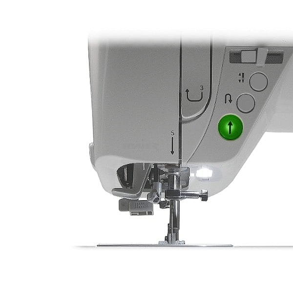 Maszyna do szycia JUKI HZL-G120 w ujęciu bocznym, pokazująca igłę, stopkę i panel sterujący z przyciskiem w zielonym kolorze. Widoczna jest także lampka oświetlająca pole pracy. Obudowa w kolorze białym, z czytelnymi oznaczeniami funkcji.
