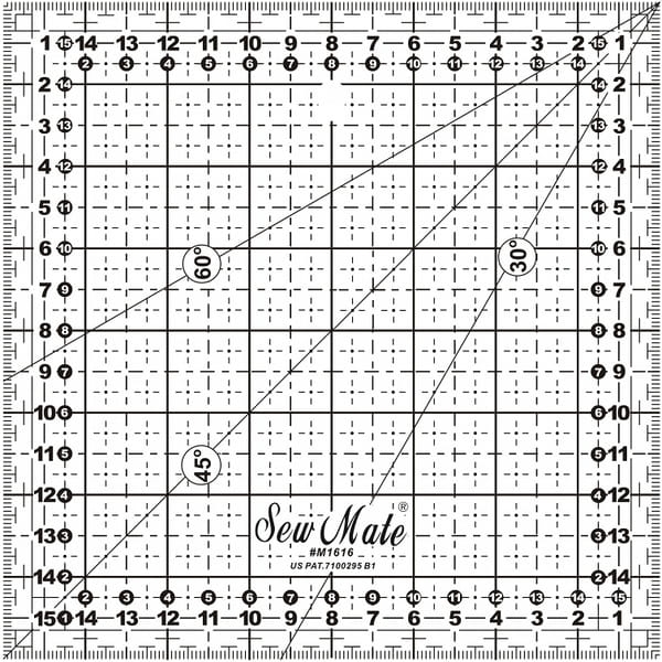 Linijka do patchworku i quiltingu o wymiarach 160x160 mm, z siatką o drobnych, czarnych kratkach. Widoczne kąty 30°, 45° i 60° oraz skala w centymetrach. Na środku logo SewMate z numerem modelu. Tło białe, co ułatwia odczyt.