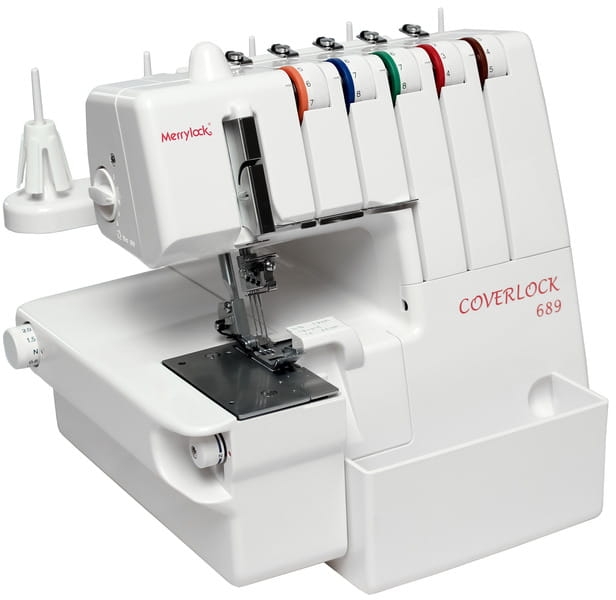 Overlock Merrylock 689 w białej obudowie z funkcją renderki. Widoczna metalowa stopka, 5 kolorowych szpulek nici z góry, pokrętło regulacji oraz logo Merrylock i COVERLOCK 689 na obudowie. Produkt stoi na płaskiej powierzchni.