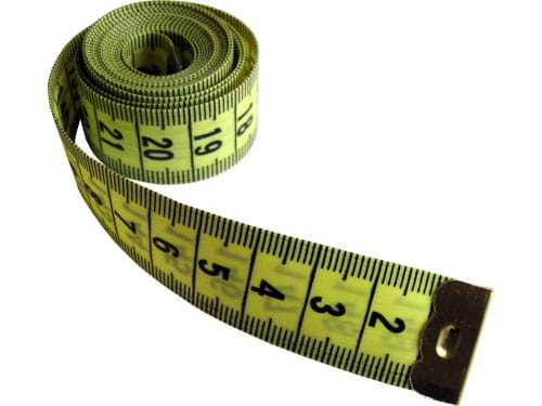 Centymetr krawiecki obustronny w kolorze żółtym, szeroki na 2 cm, o długości 150 cm. Wskazówki pomiarowe w czarnych cyfrach na białym tle. Zwinięty w okrąg, z metalowym końcem. Idealny do szycia i pomiarów w rzemiośle.