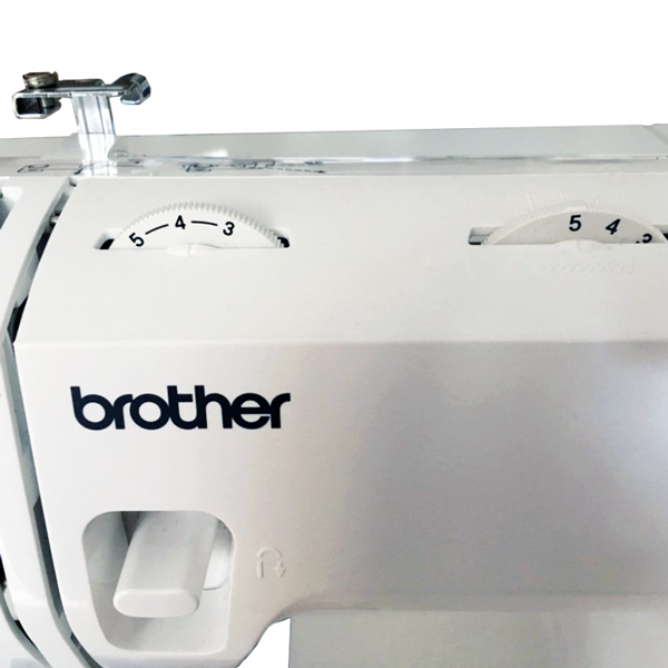 Maszyna do szycia Brother RH127 w kolorze białym z widocznym logo brother. Na górze znajdują się dwa pokrętła do regulacji, z numerami od 1 do 5. Ujęcie z przodu, ukazujące szczegóły konstrukcji i elementy sterujące.