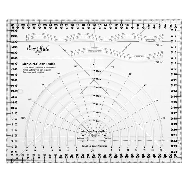 Liniał do cięcia po ukosie i na okrągło, 320x260 mm, z przezroczystego materiału. Zawiera oznaczenia do cięcia kręgów od 5 cm do 25 cm, linie pomiarowe, krzywe oraz skale ułatwiające precyzyjne cięcie. Widoczny tekst Sew Mate i różne wzory.