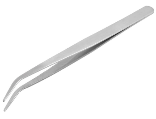 Zagięta pęseta do nawlekania nici, długość 15 cm, wykonana ze stali nierdzewnej. Ujęcie z boku, ukazujące smukły kształt i precyzyjne końcówki, idealna do precyzyjnego chwytania drobnych elementów. Tło białe, minimalistyczne.