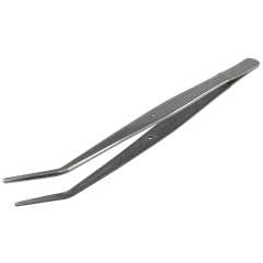 Pęseta do nawlekania nici z ząbkowanymi końcówkami, zagięta, o długości 15,5 cm, wykonana ze stali nierdzewnej. Zbliżenie na detal ząbkowania, umieszczona na białym tle.