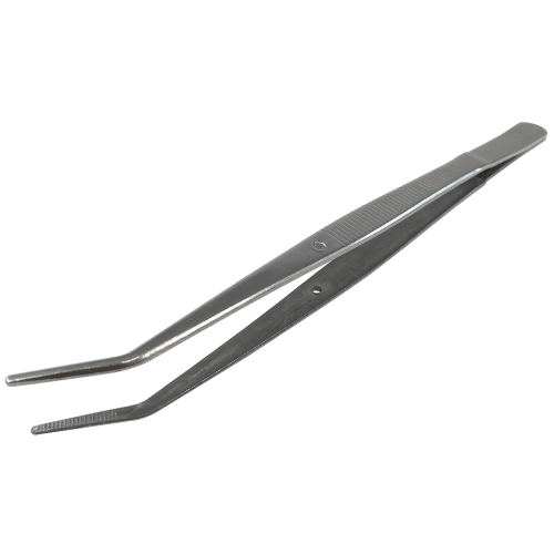 Pęseta do nawlekania nici z ząbkowanymi końcówkami, zagięta, o długości 15,5 cm, wykonana ze stali nierdzewnej. Zbliżenie na detal ząbkowania, umieszczona na białym tle.