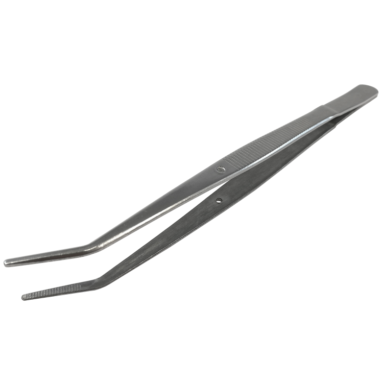 Pęseta do nawlekania nici z ząbkowanymi końcówkami, zagięta, o długości 15,5 cm, wykonana ze stali nierdzewnej. Zbliżenie na detal ząbkowania, umieszczona na białym tle.