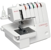 Overlock Merrylock 689 w kolorze białym z funkcją renderki. Widoczna metalowa stopka do szycia, pięć kolorowych nitek w górnej części, panel sterujący z pokrętłem. Ujęcie z boku, maszyna stoi na płaskiej powierzchni.