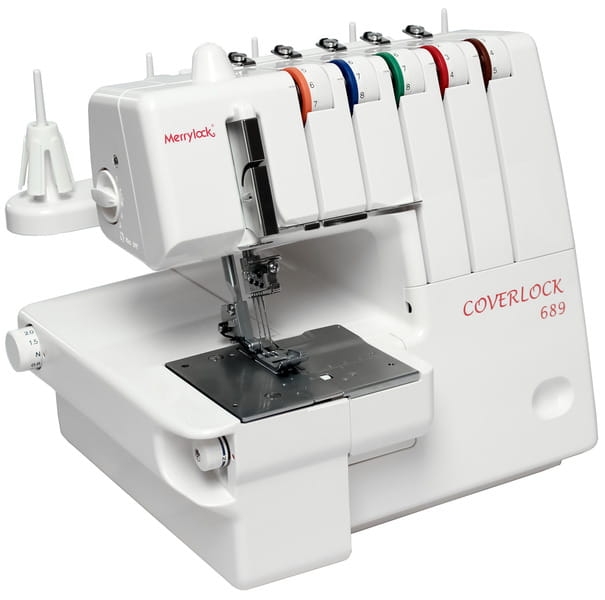 Overlock Merrylock 689 w kolorze białym z funkcją renderki. Widoczna metalowa stopka do szycia, pięć kolorowych nitek w górnej części, panel sterujący z pokrętłem. Ujęcie z boku, maszyna stoi na płaskiej powierzchni.