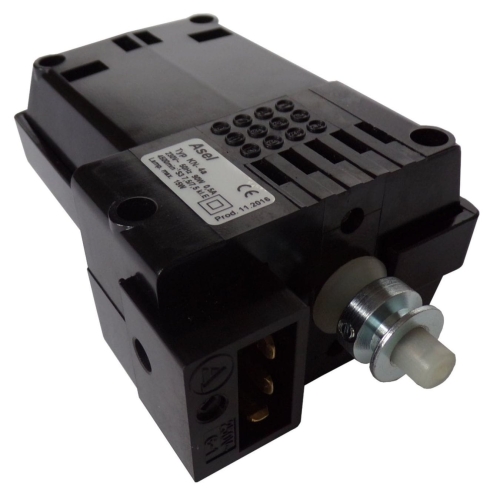 Zewnętrzny silnik KN-4A TUR2 do maszyn do szycia Łucznik, z czarną obudową, widocznym złączem elektrycznym i metalowym wałem. Ujęcie z boku ukazuje etykietę z danymi technicznymi oraz otwory wentylacyjne.