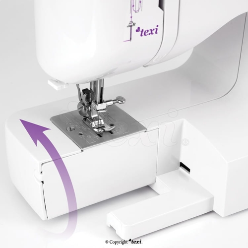 Maszyna do szycia TEXI JOY 13 w kolorze zielonym z metalową stopką i widocznym elementem do mocowania igły. Ujęcie pokazuje detale mechanizmu oraz oznaczenia na obudowie. Produkt leży na białym tle, co podkreśla jego wygląd.