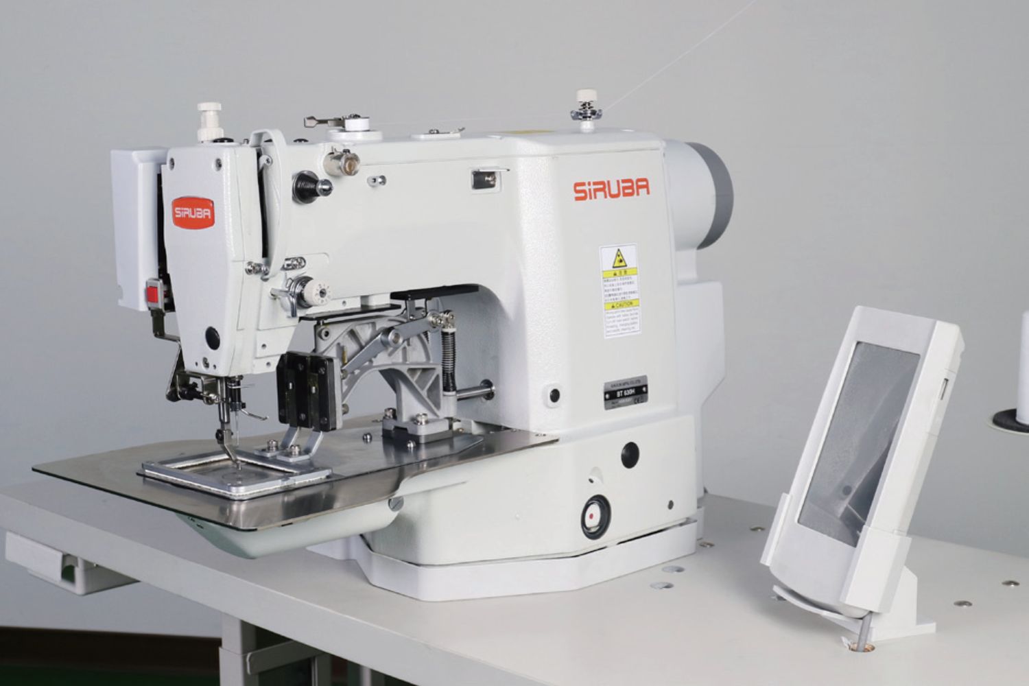 Automatyczne obcinanie nici w ryglówce SIRUBA BT-630Q-02E