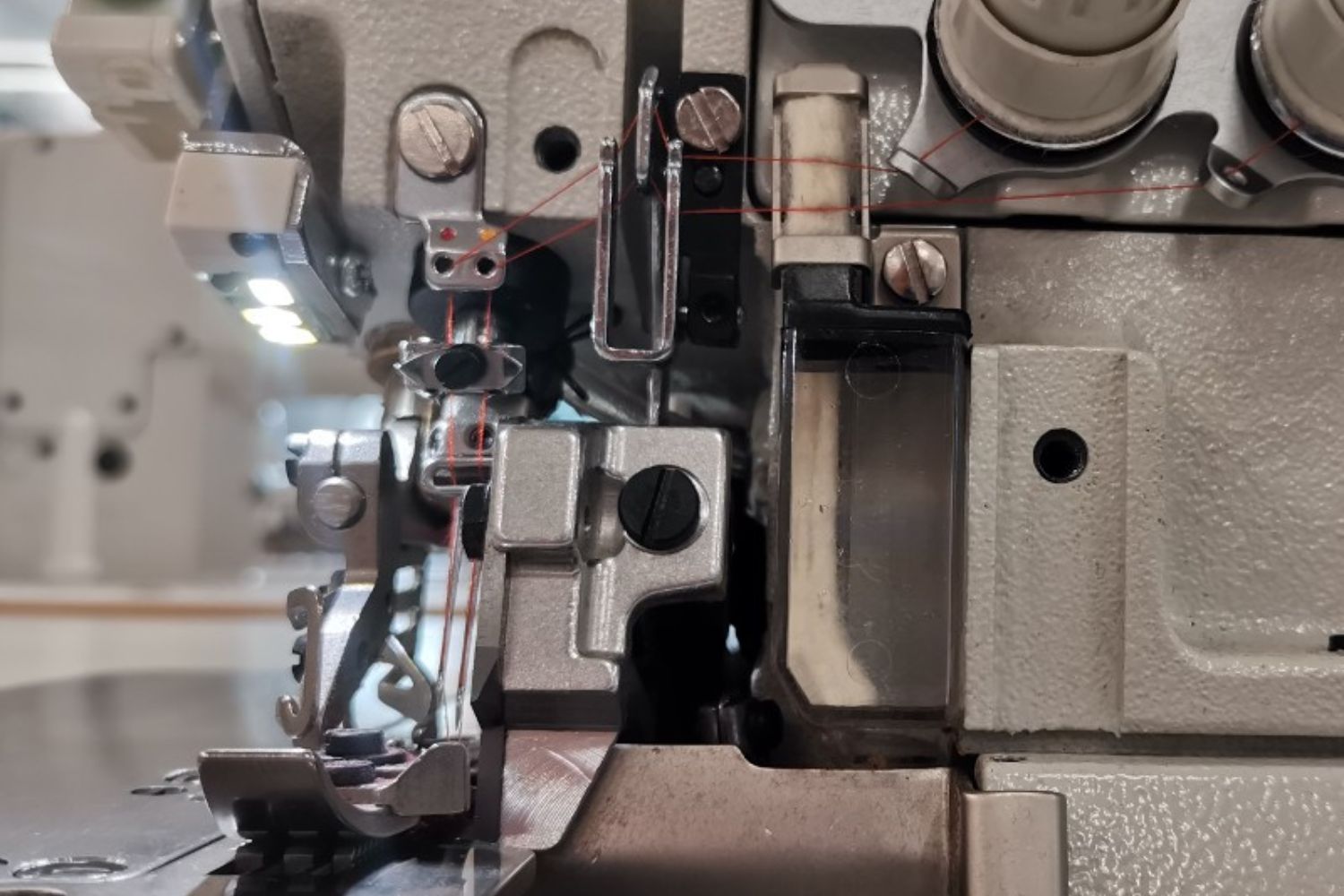 Fotokomórki sterujące automatyką w owerloku SIRUBA 757L-516M3-55-ECA-U