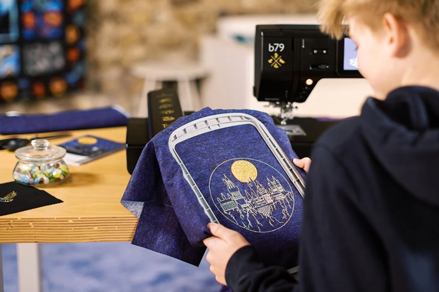 Duża przestrzeń robocza 230 mm w maszyno-hafciarce Bernette B79 Harry Potter
