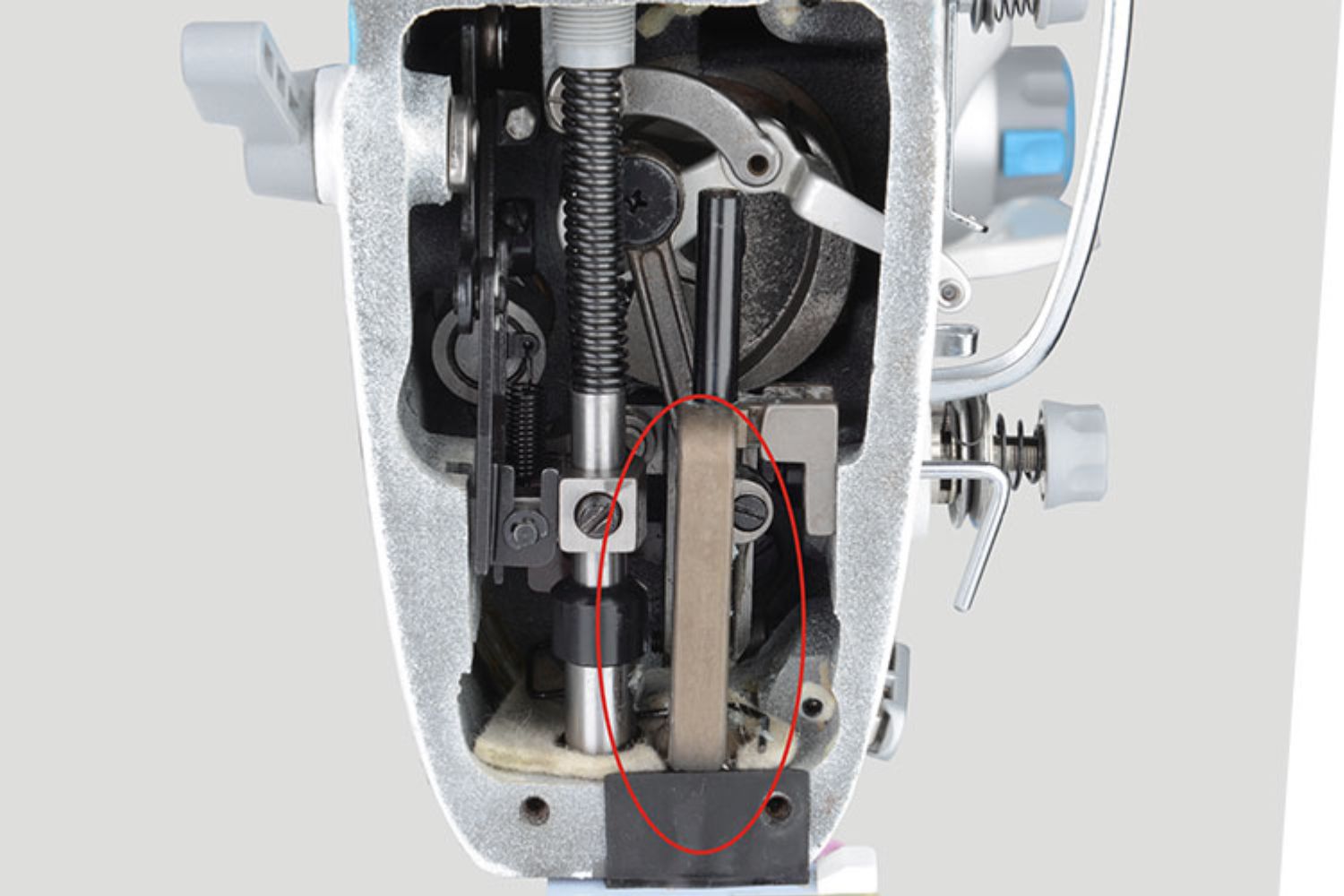 Mechanizm automatycznego obcinania nici w stebnówce JACK A6F-EH